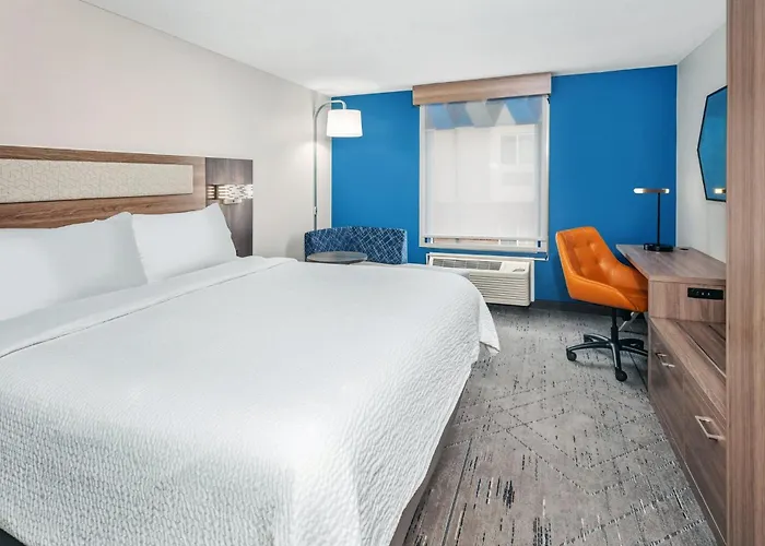 Express & Bloomington-normal Area By Ihg Hotel 3*