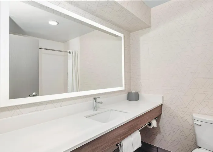 Express & Bloomington-normal Area By Ihg Hotel 3*