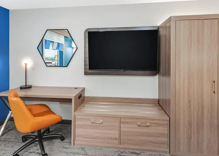 Hotel Express & Bloomington-normal Area By Ihg 3*