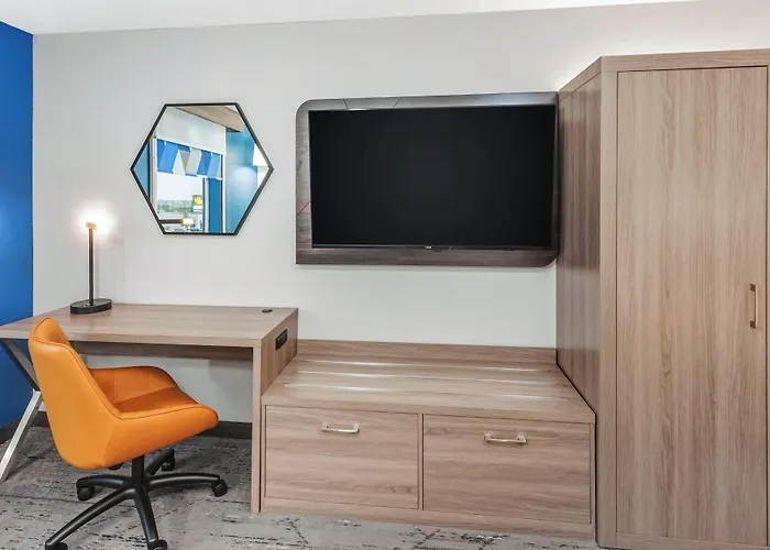 Отель Express & Bloomington-normal Area By Ihg 3*